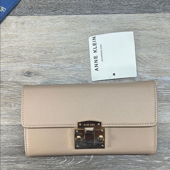 1008-10 NWT Anne Klein wallet - Picture 1 of 8